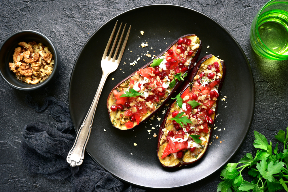 Berenjena Rellena con crujiente de pan de ajo.